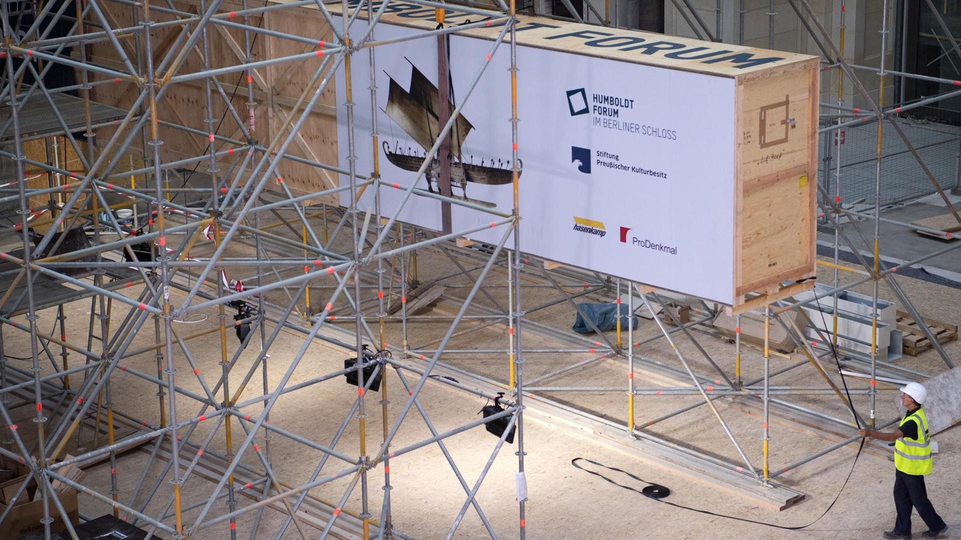 Eine Transport-Kiste mit dem ersten Ausstellungs-Großobjekt, einem ozeanischen Luf-Boot aus dem Ethnologischen Museum Berlin, wird im Humboldt Forum in den Ausstellungssaal im ersten Obergeschoss gehoben.