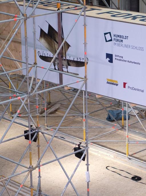 Eine Transport-Kiste mit dem ersten Ausstellungs-Großobjekt, einem ozeanischen Luf-Boot aus dem Ethnologischen Museum Berlin, wird im Humboldt Forum in den Ausstellungssaal im ersten Obergeschoss gehoben.