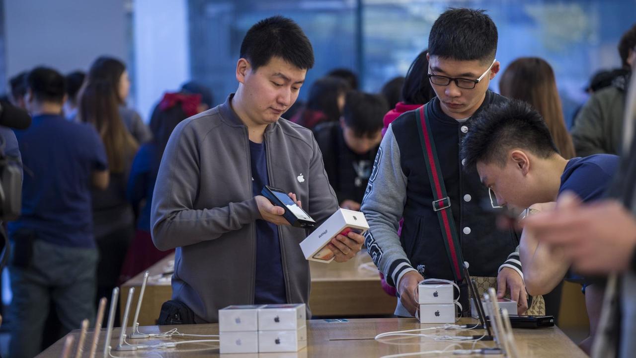 Die Daten von Apple-Nutzern in China werden seit Ende Februar 2018 in China gespeichert. Hier zu sehen ein Kunde im Apple-Store in Peking.