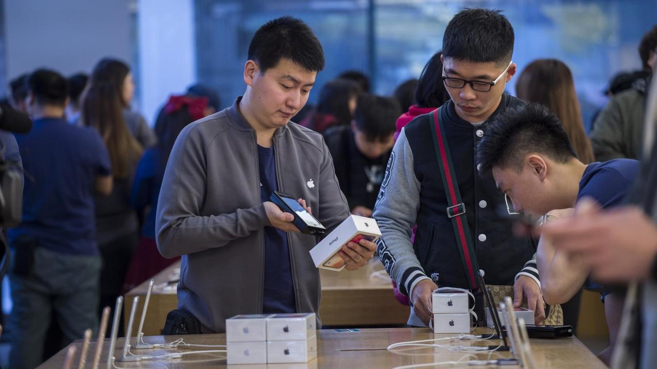 Die Daten von Apple-Nutzern in China werden seit Ende Februar 2018 in China gespeichert. Hier zu sehen ein Kunde im Apple-Store in Peking. Die Daten von Apple-Nutzern in China werden seit Ende Februar 2018 in China gespeichert. Hier zu sehen ein Kunde im Apple-Store in Peking.
