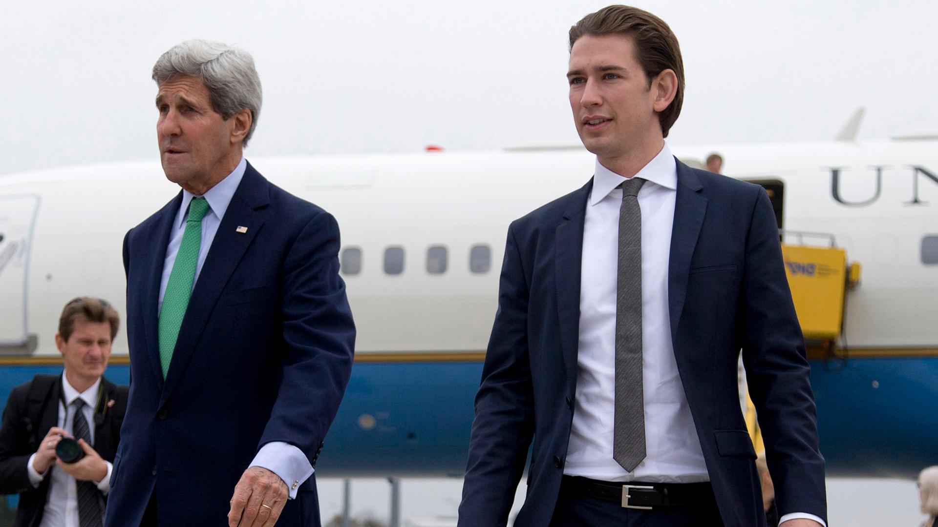 Der österreichische Außenminister Sebastian Kurz (r.) mit seinem US-Amtskollegen John Kerry am Wiener Flughafen. Der österreichische Außenminister Sebastian Kurz (r.) mit seinem US-Amtskollegen John Kerry am Wiener Flughafen.