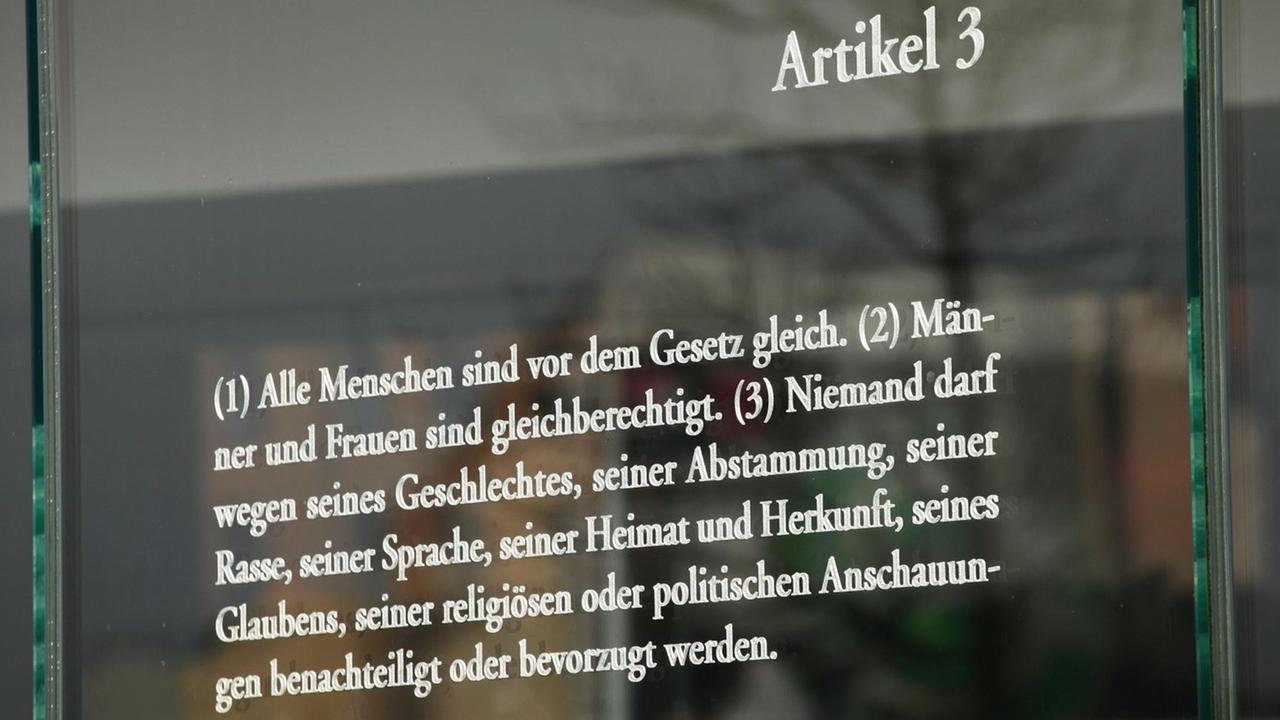 Der Artikel 3 des Grundgesetzes "Alle Menschen sind vor dem Gesetz gleich" steht auf einer Platte aus Glas im Regierungsviertel in Berlin-Mitte. Der Artikel 3 des Grundgesetzes "Alle Menschen sind vor dem Gesetz gleich" steht auf einer Platte aus Glas im Regierungsviertel in Berlin-Mitte.