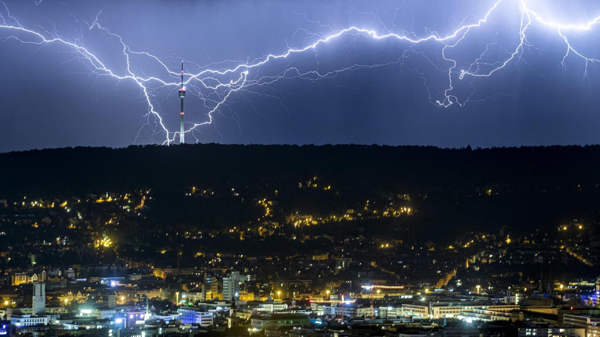 Stuttgart: Blitze hinter der beleuchteten Stadt Stuttgart: Blitze hinter der beleuchteten Stadt