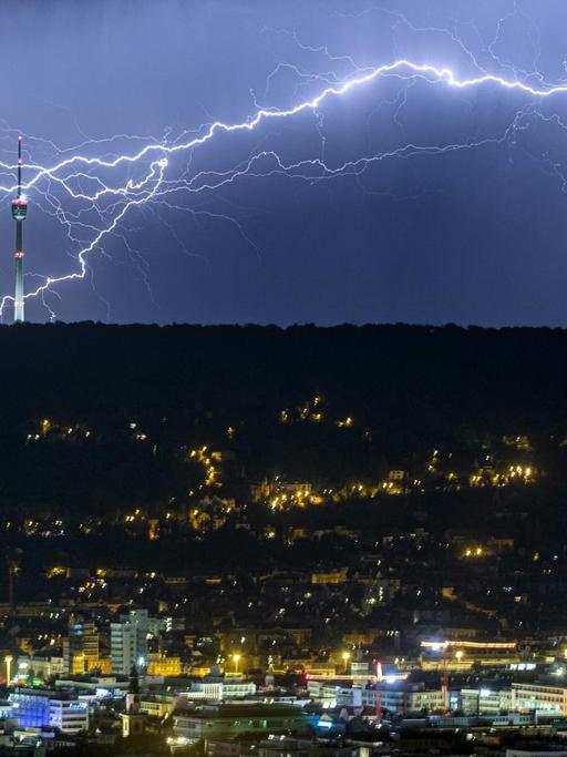 Stuttgart: Blitze hinter der beleuchteten Stadt