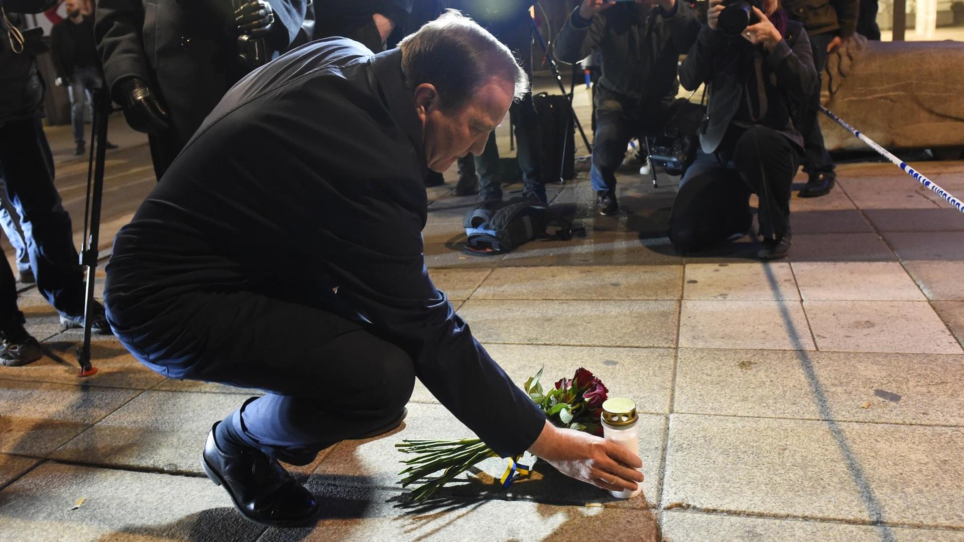 Der schwedische Ministerpräsident Stefan Löfven legt Blumen am Anschlagsort in Stockholm nieder (7.4.17)