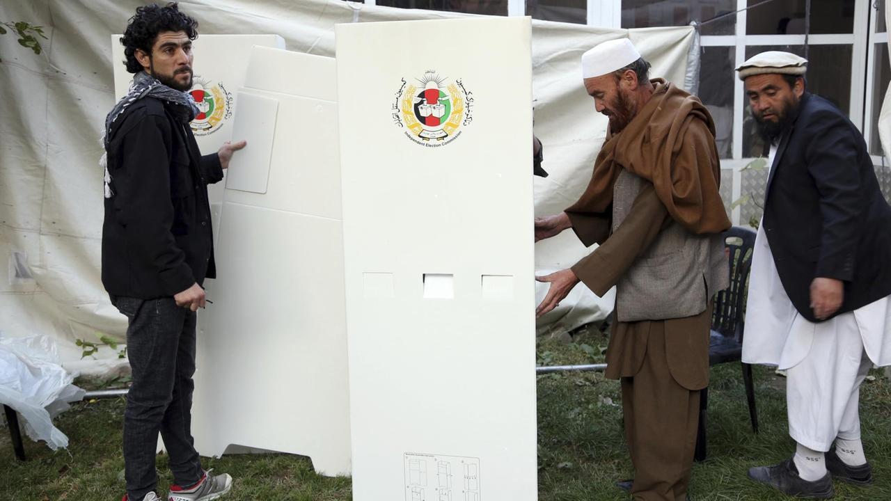 Afghanische Wahlhelfer bereiten sich auf die Wahl in einem Wahllokal vor den Parlamentswahlen.