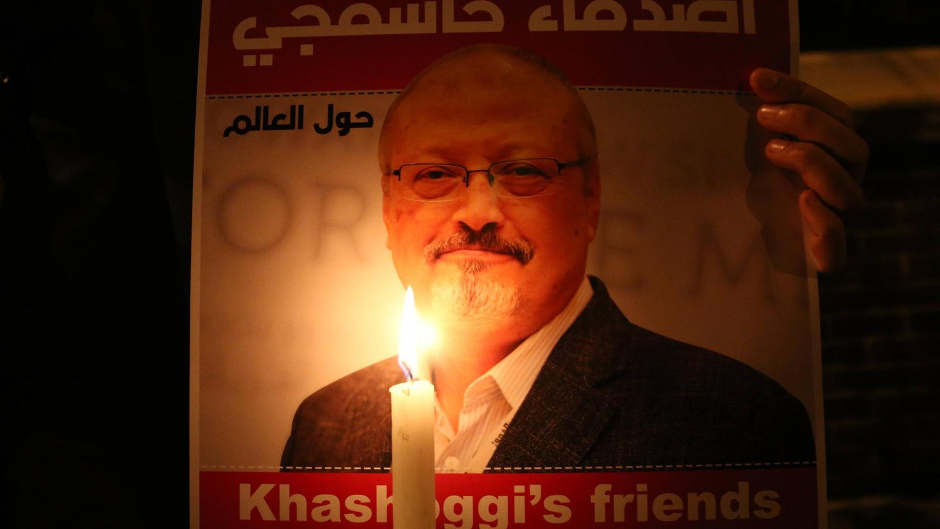 Mit einem Plakat vor dem Konsulat von Saudi-Arabien in Istanbul protestieren Aktivisten im Oktober 2018 gegen Ermordung des Journalisten Jamal Khashoggi.