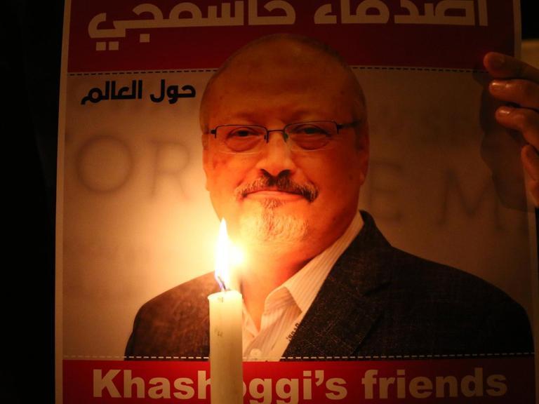 Mit einem Plakat vor dem Konsulat von Saudi-Arabien in Istanbul protestieren Aktivisten im Oktober 2018 gegen Ermordung des Journalisten Jamal Khashoggi.