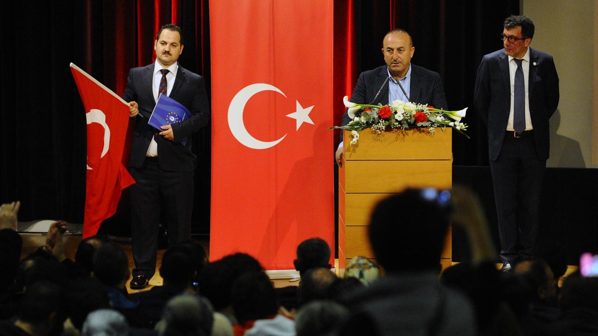 Der türkische Außenminister Mevlut Cavusoglu bei seinem Wahlkampf-Auftritt im französischen Metz. Der türkische Außenminister Mevlut Cavusoglu bei seinem Wahlkampf-Auftritt im französischen Metz.