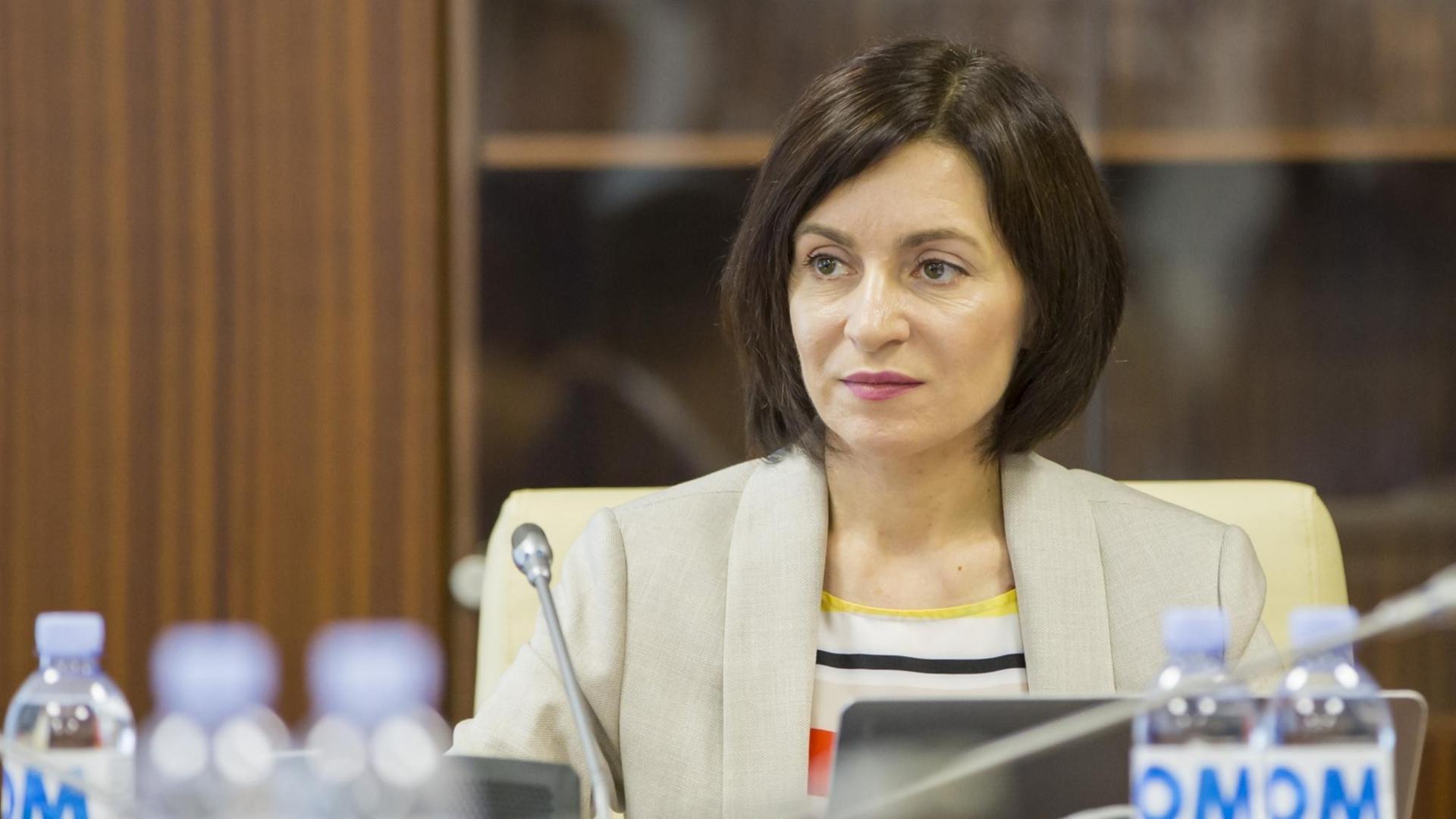 Die neu ernannte Premierministerin der Republik Moldau, Maia Sandu, nimmt an der ersten Sitzung des neuen Kabinetts in Chisinau, Moldau, teil. Die neu ernannte Premierministerin der Republik Moldau, Maia Sandu, nimmt an der ersten Sitzung des neuen Kabinetts in Chisinau, Moldau, teil.