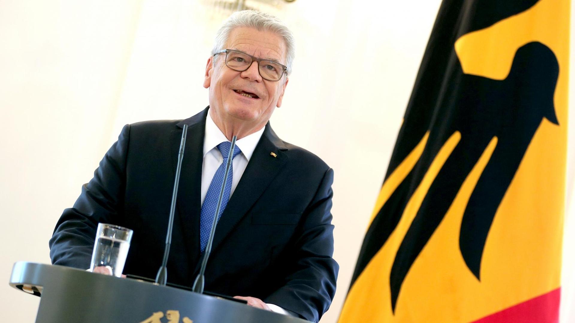Bundespräsident Joachim Gauck gibt am 06.06.2016 im Schloss Bellevue in Berlin eine Erklärung ab Bundespräsident Joachim Gauck gibt am 06.06.2016 im Schloss Bellevue in Berlin eine Erklärung ab