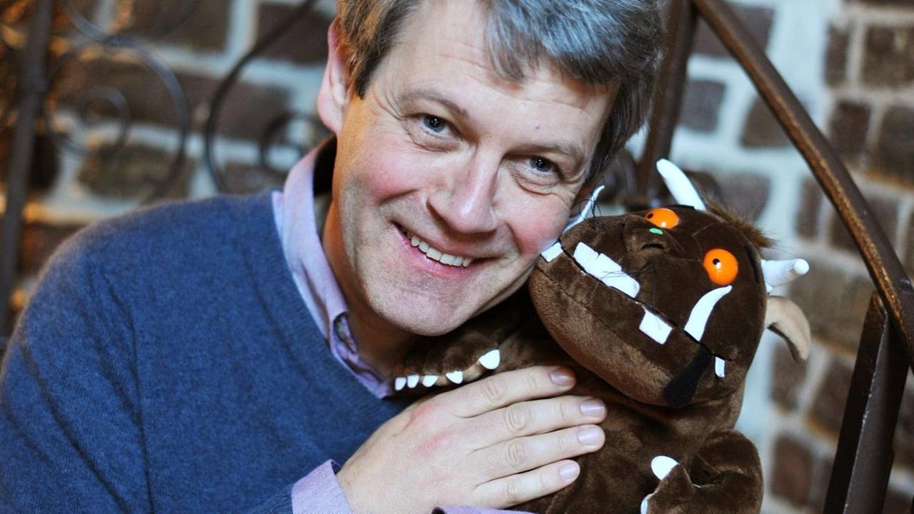 Der Kinderbuchautor und Illustrator Axel Scheffler posiert lächelndam Samstag (13.03.2010) im Rahmen der Lit.Cologne in Köln mit dem Ungeheuer "Grüffelo" in der Hand. Der Kinderbuchautor und Illustrator Axel Scheffler posiert lächelndam Samstag (13.03.2010) im Rahmen der Lit.Cologne in Köln mit dem Ungeheuer "Grüffelo" in der Hand.
