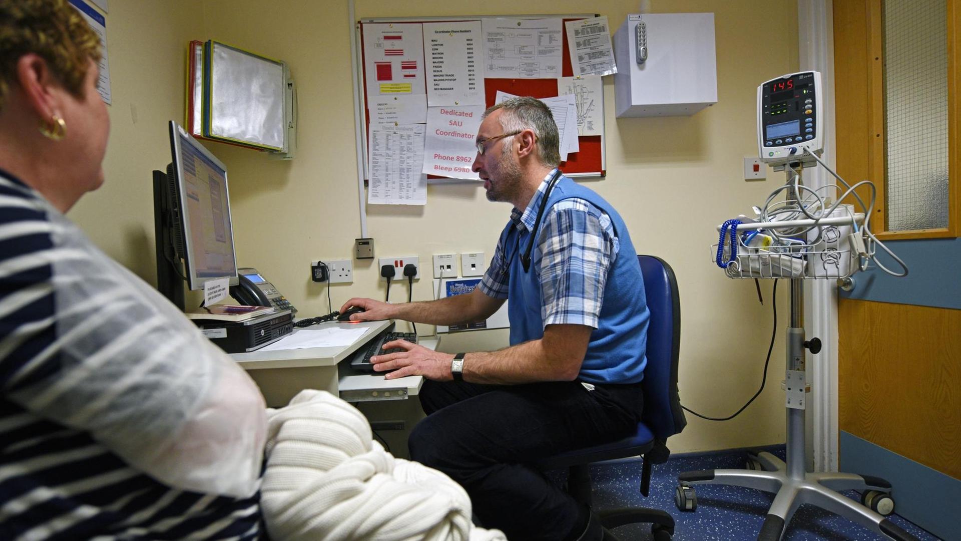 Ein Allgemeinmediziner arbeitet in der Notaufnahme des Royal Albert Edward Infirmary Krankenhauses in Wigan im Nordwesten Englands. Ein Allgemeinmediziner arbeitet in der Notaufnahme des Royal Albert Edward Infirmary Krankenhauses in Wigan im Nordwesten Englands.