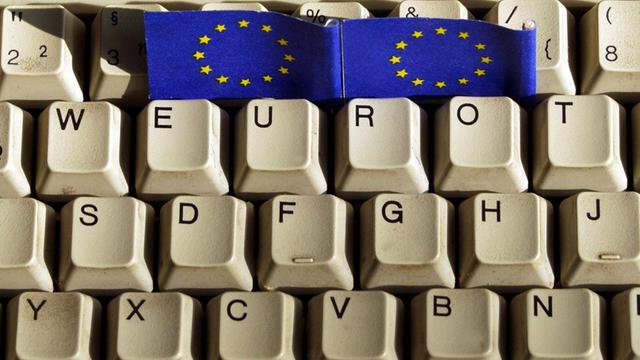 Eine Computer-Tastatur mit Europa-Flagge
