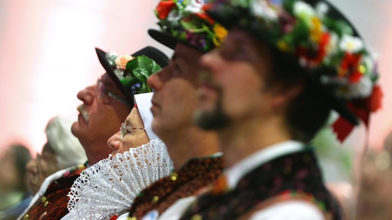 19.05.2018, Bayern, Augsburg: Besucher in Wischauer Tracht sitzen beim 69. Sudetendeutschen Tag. 19.05.2018, Bayern, Augsburg: Besucher in Wischauer Tracht sitzen beim 69. Sudetendeutschen Tag.