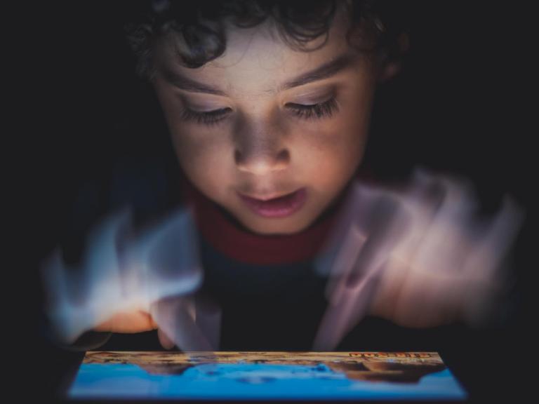 Ein Kind spielt ein Videospiel auf einem Tablet-Computer.