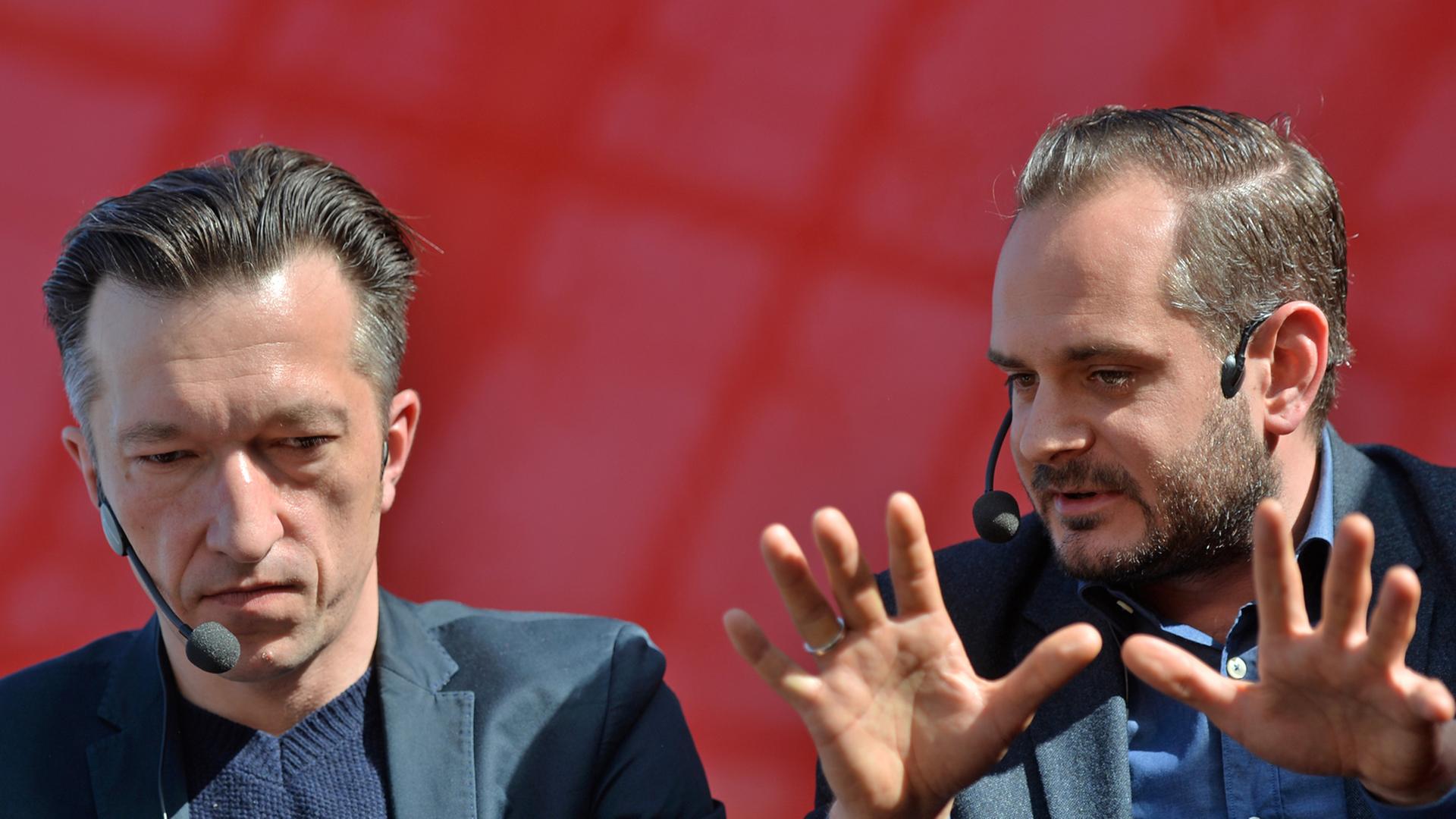 Die Schweizer Schriftsteller Lukas Bärfuss (l) und Jonas Lüscher auf der Leipziger Buchmesse 2014 Die Schweizer Schriftsteller Lukas Bärfuss (l) und Jonas Lüscher auf der Leipziger Buchmesse 2014