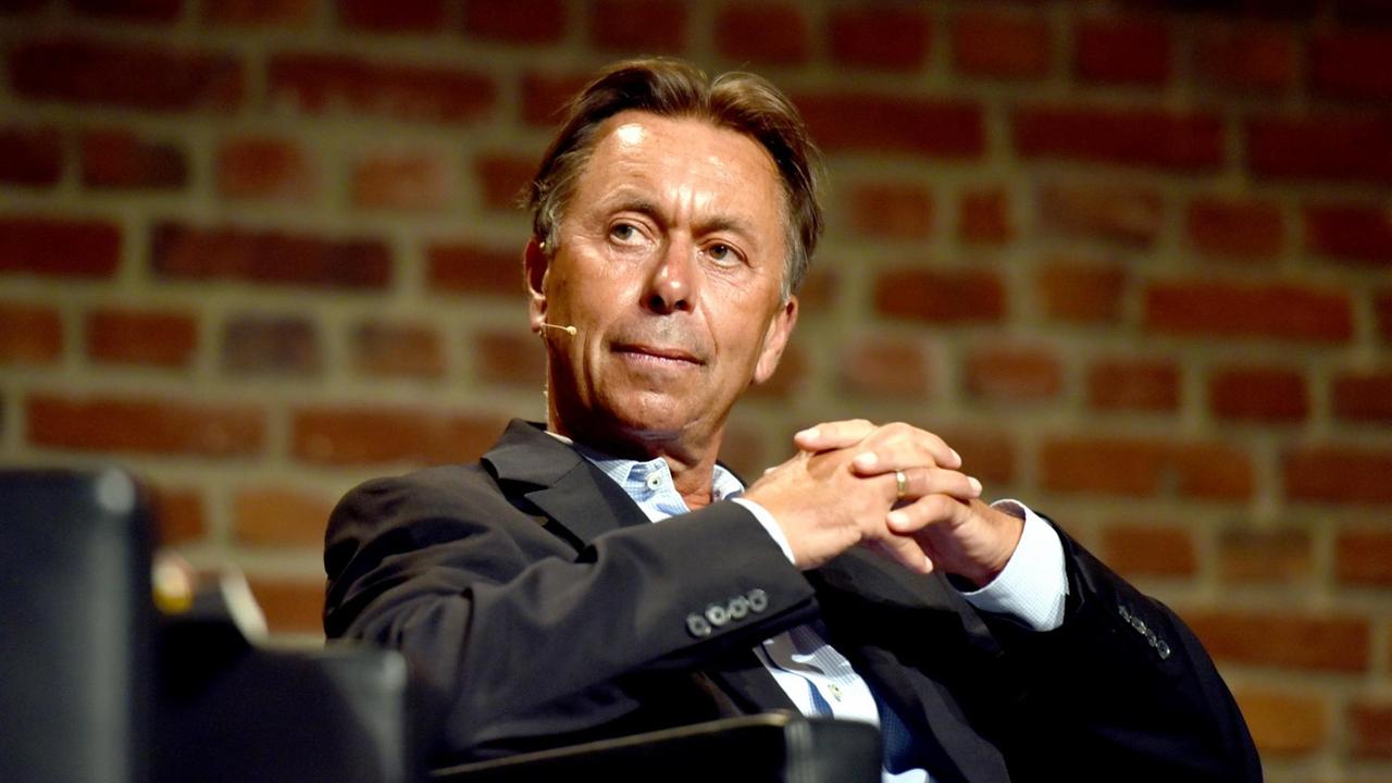Der Medien- und Kommunikationstheoretiker Norbert Bolz bei einer Diskussionsrunde am 07.06.2018 in Köln auf der 6. phil.cologne, dem grössten deutschen Philosophie Festival. Der Medien- und Kommunikationstheoretiker Norbert Bolz bei einer Diskussionsrunde am 07.06.2018 in Köln auf der 6. phil.cologne, dem grössten deutschen Philosophie Festival.