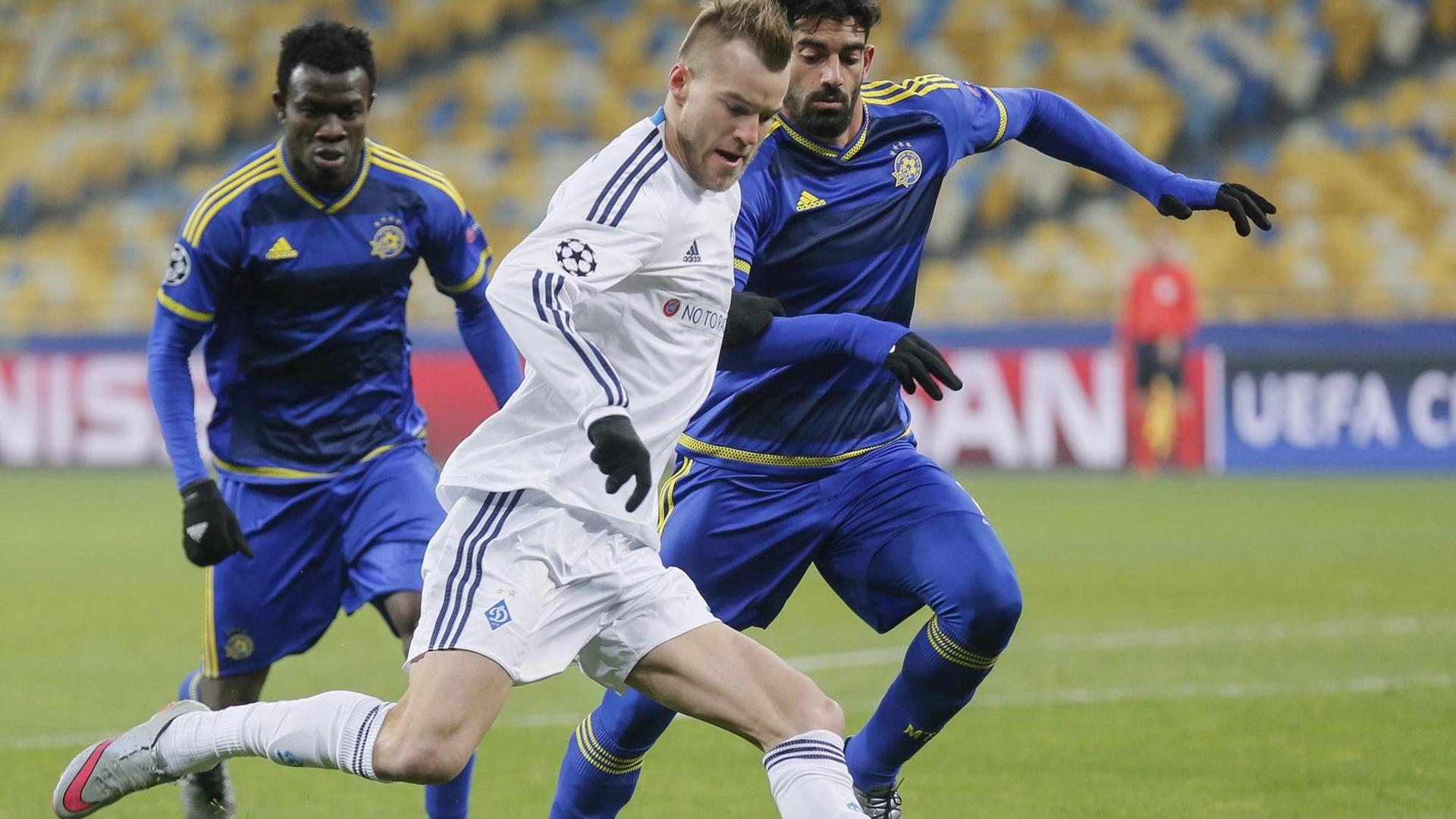 Andriy Yarmolenko (vorne) von Dynamo Kiew im Champions-League-Spiel gegen Maccabi Tel Aviv am 9.12.2015. Andriy Yarmolenko (vorne) von Dynamo Kiew im Champions-League-Spiel gegen Maccabi Tel Aviv am 9.12.2015.
