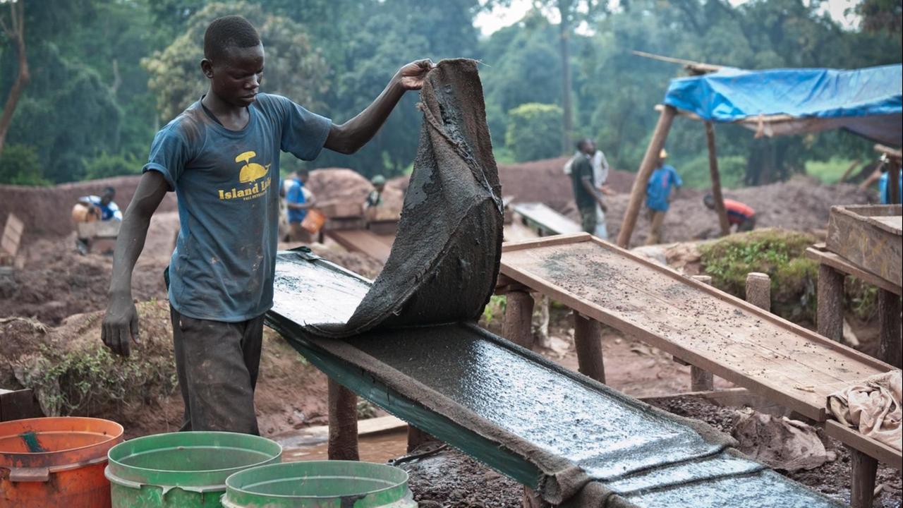 Männer arbeiten in Goldmine. In Mgusu, einer typischen Minenstadt, arbeiten ca. 4.000 Menschen in den Minen.