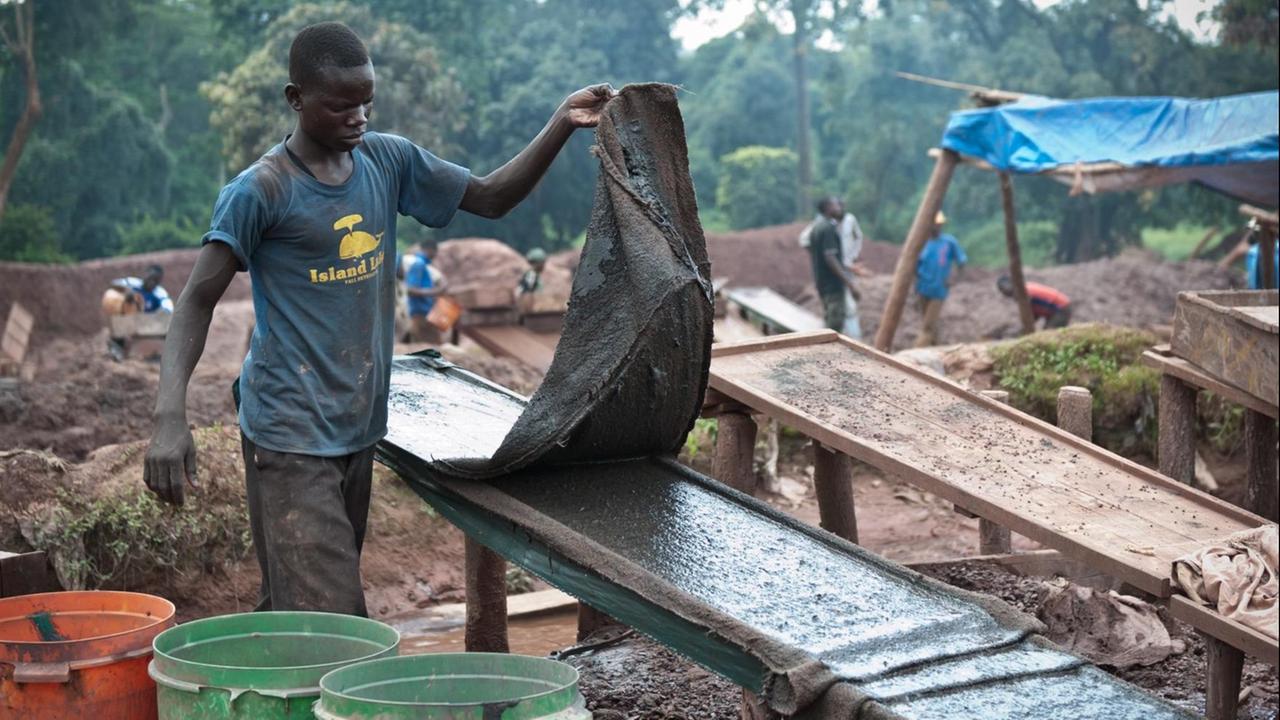 Männer arbeiten in Goldmine. In Mgusu, einer typischen Minenstadt, arbeiten ca. 4.000 Menschen in den Minen. Männer arbeiten in Goldmine. In Mgusu, einer typischen Minenstadt, arbeiten ca. 4.000 Menschen in den Minen.