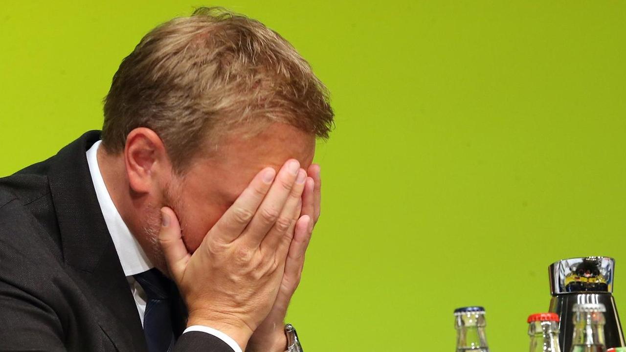 Christian Lindner hält beim 69. Bundesparteitag der FDP ermüdet seine Hände vors Gesicht. Neben ihm sitzt die FDP-Politikerin Katja Suding Christian Lindner hält beim 69. Bundesparteitag der FDP ermüdet seine Hände vors Gesicht. Neben ihm sitzt die FDP-Politikerin Katja Suding