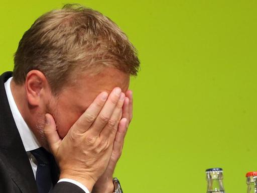 Christian Lindner hält beim 69. Bundesparteitag der FDP ermüdet seine Hände vors Gesicht. Neben ihm sitzt die FDP-Politikerin Katja Suding