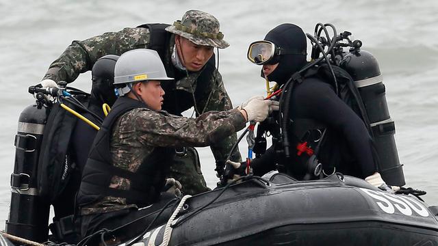 Taucher auf Schlauchboot bei der gesunkenen Fähre in Südkorea