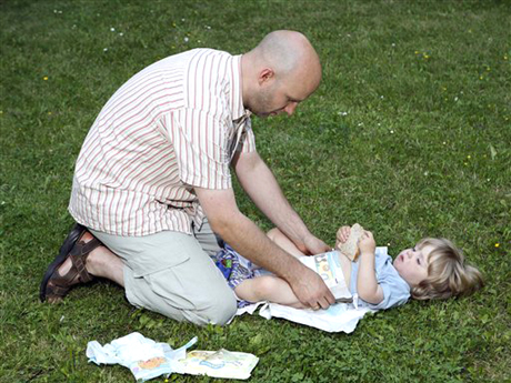 Ein Vater wickelt seinen zweijährigen Sohn Michel auf einer Wiese in Erfurt. Ein Vater wickelt seinen zweijährigen Sohn Michel auf einer Wiese in Erfurt.