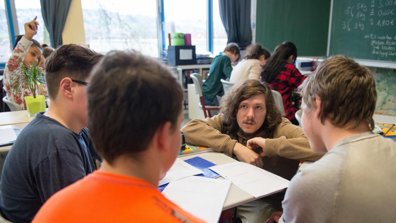 Schüler lernen in Partnerarbeit in einer Mathematikstunde in der 7. Klasse der Gemeinschaftsschule Seewiesenschule am 15.04.2016 in Esslingen (Baden-Württemberg) Schüler lernen in Partnerarbeit in einer Mathematikstunde in der 7. Klasse der Gemeinschaftsschule Seewiesenschule am 15.04.2016 in Esslingen (Baden-Württemberg)