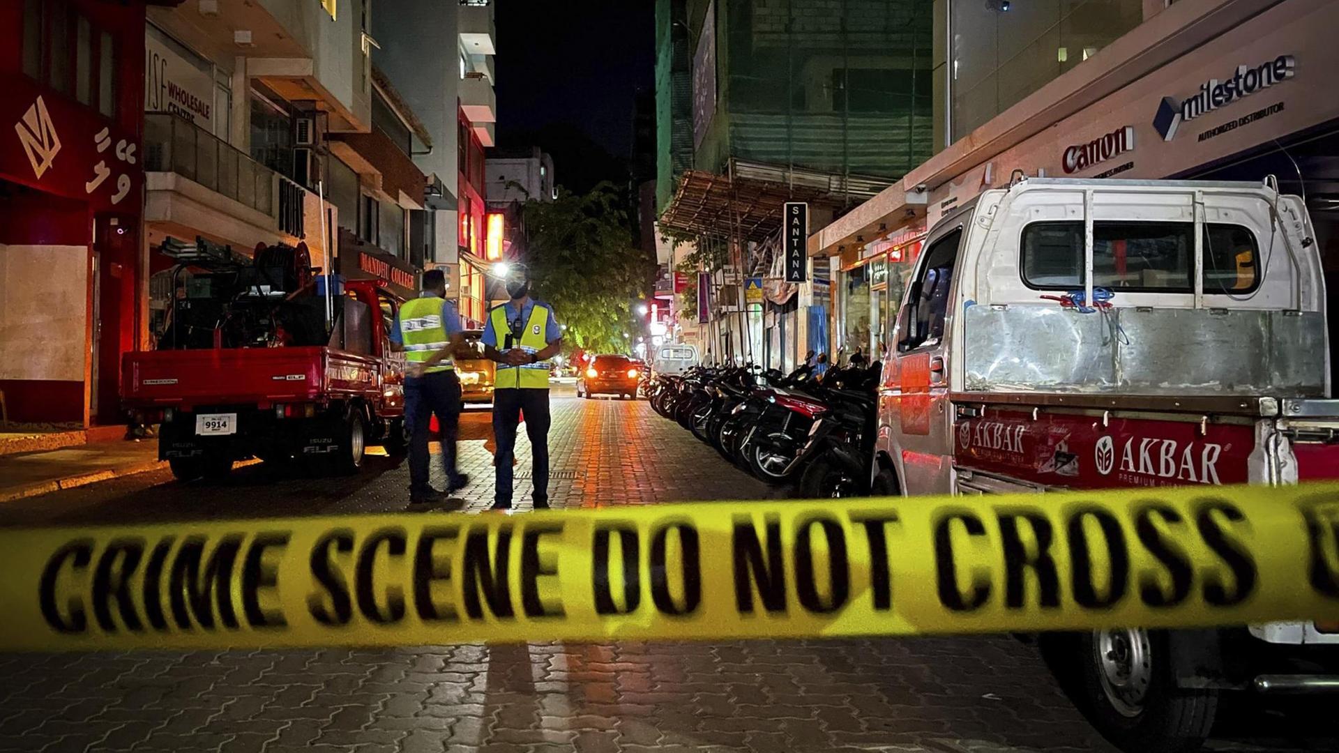 Abgesperrter Tatort nach einer Bombenexpolsion vor dem Haus von Mohamed Nasheed in Male