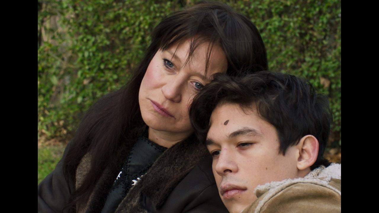 Filmstill: Nico (Trine Dyrholm) mit ihrem Sohn Ari (Sandor Funtek), der ihr weggenommen worden war. Filmstill: Nico (Trine Dyrholm) mit ihrem Sohn Ari (Sandor Funtek), der ihr weggenommen worden war.
