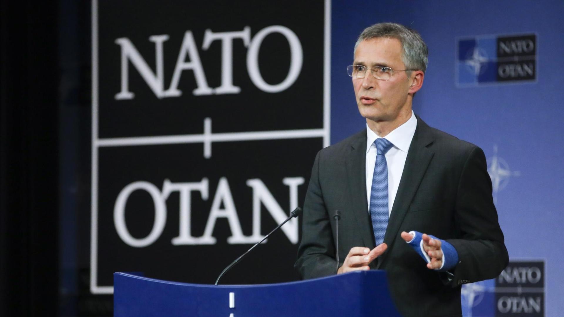 NATO-Generalsekretär Jens Stoltenberg bei einer Pressekonferenz in Brüssel. NATO-Generalsekretär Jens Stoltenberg bei einer Pressekonferenz in Brüssel.