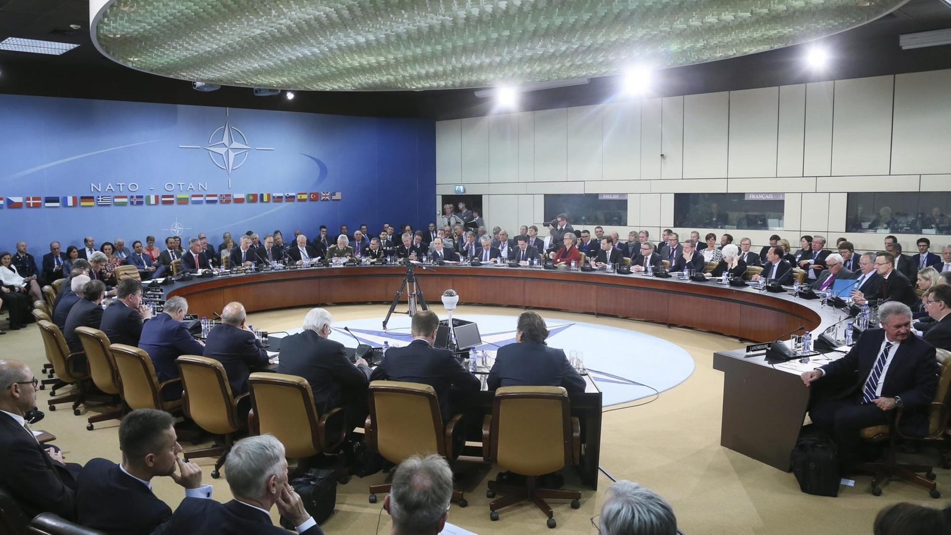 Die Teilnehmer des Außenminister-Treffens der NATO-Länder sitzen im NATO-Hauptquartier in Brüssel zusammen. Die Teilnehmer des Außenminister-Treffens der NATO-Länder sitzen im NATO-Hauptquartier in Brüssel zusammen.