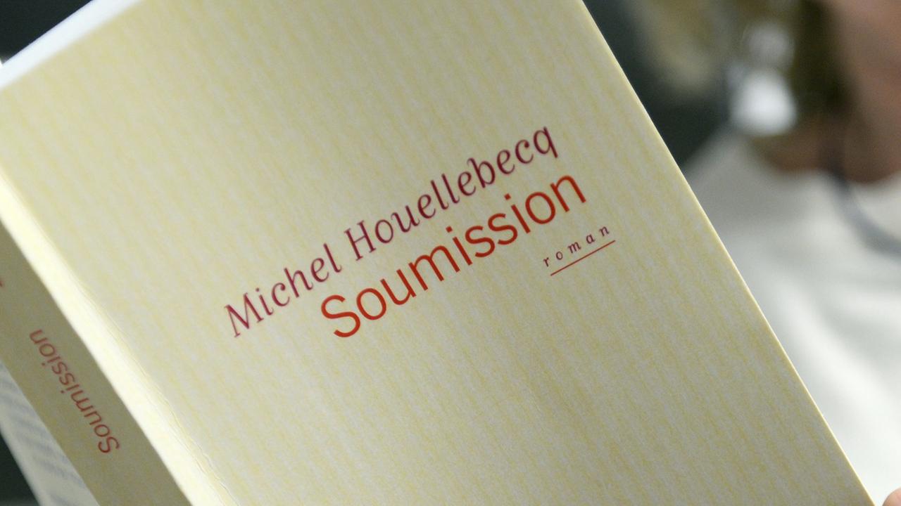 Eine Frau list in Michel Houellebecqs Roman "Soumission".