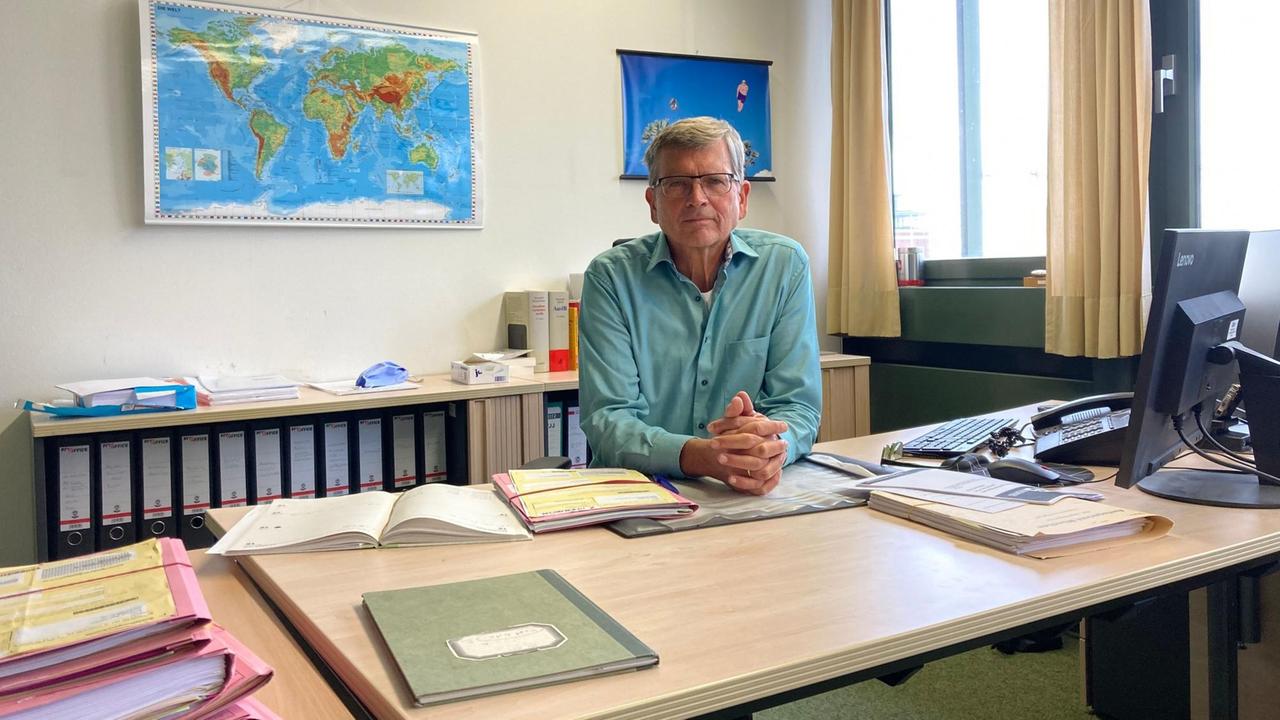 Leiter des Jugendgerichts am Amtsgericht München, Ludwig Kretzschmar, am Schreibtisch in seinem Büro