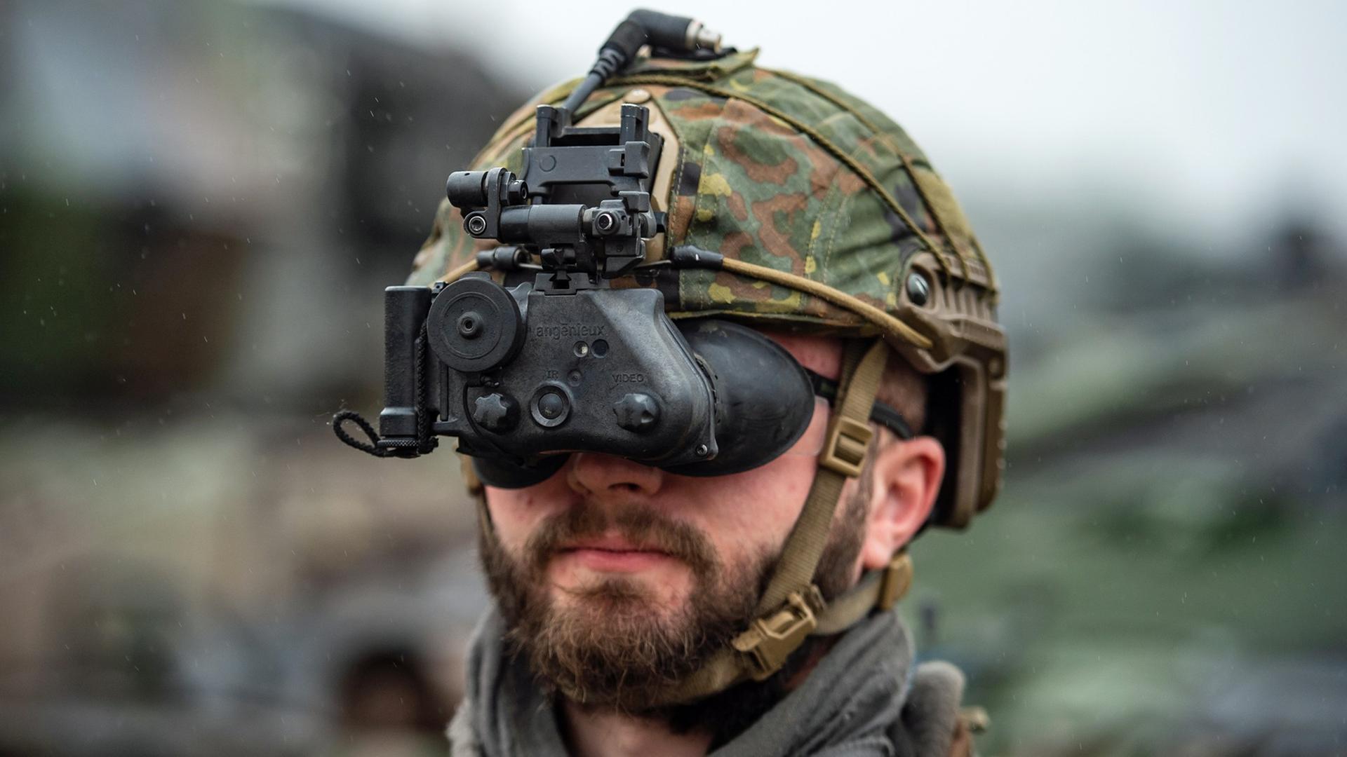 Ein Soldat der Bundeswehr ist an seinem Helm mit einem Nachtsichtgerät ausgerüstet. Ein Soldat der Bundeswehr ist an seinem Helm mit einem Nachtsichtgerät ausgerüstet.