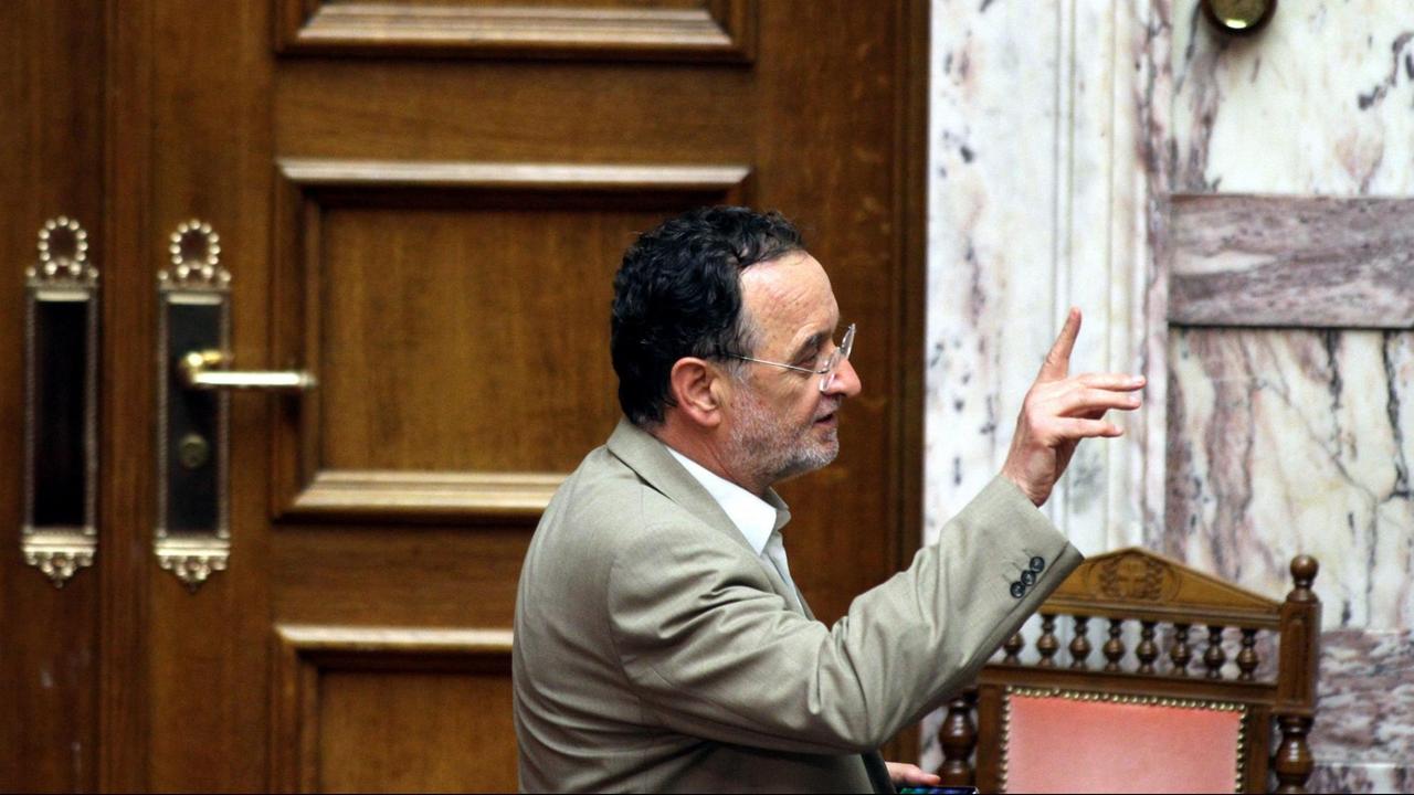Der entlassene griechische Umweltminister Panagiotis Lafazanis gestikuliert im Parlament in Athen. Der entlassene griechische Umweltminister Panagiotis Lafazanis gestikuliert im Parlament in Athen.