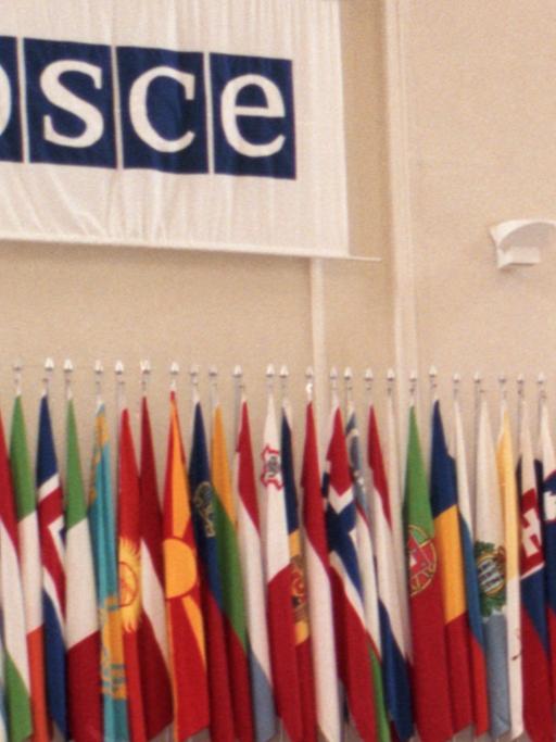 Das OSZE-Logo über Länderflaggen