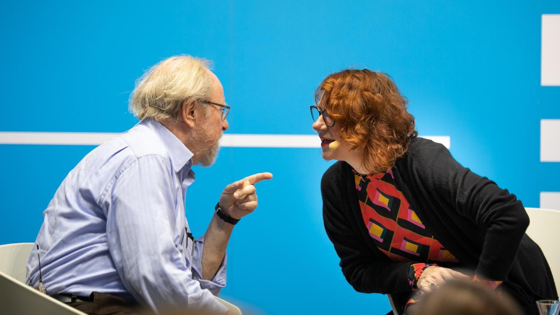 Gegeneinander oder einander zugeneigt? Wofgang Thierse und Ulrike Guérot in der Diskussion. Gegeneinander oder einander zugeneigt? Wofgang Thierse und Ulrike Guérot in der Diskussion.
