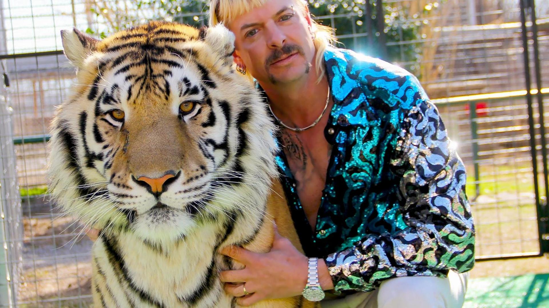 Filmstill aus der Doku "Tiger King", die bei Netflix läuft. Der Hauptdarsteller, Country- und Westernsänger Joe Exotic, mit seinem Tiger. Filmstill aus der Doku "Tiger King", die bei Netflix läuft. Der Hauptdarsteller, Country- und Westernsänger Joe Exotic, mit seinem Tiger.