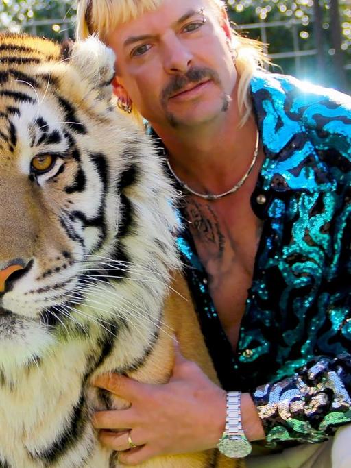 Filmstill aus der Doku "Tiger King", die bei Netflix läuft. Der Hauptdarsteller, Country- und Westernsänger Joe Exotic, mit seinem Tiger.
