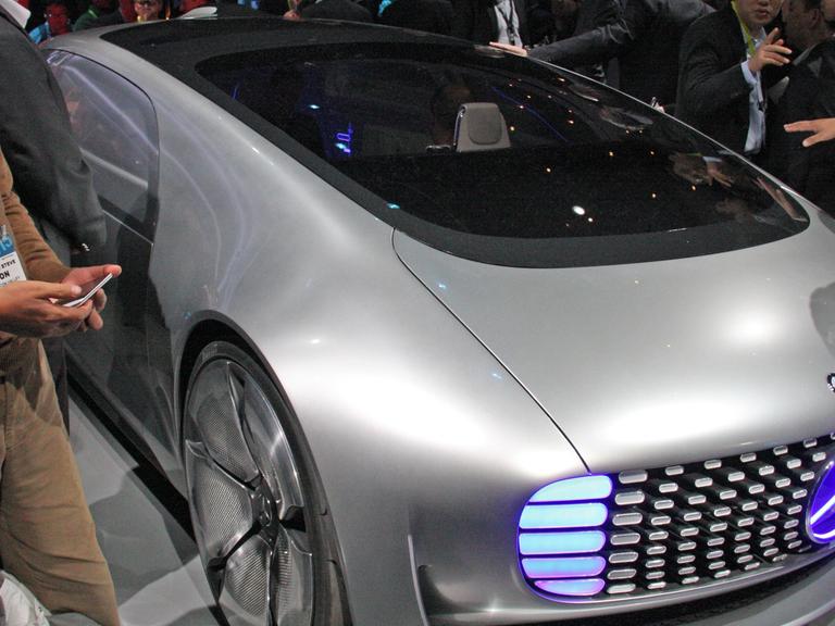 Der Autokonzern Daimler präsentiert auf der Technik-Messe CES in Las Vegas (USA) seine Vision für ein selbstfahrendes Auto der Zukunft. Das Fahrzeug mit der Bezeichnung F015 hat eine futuristische langgezogene Form und einen Innenraum mit drehbaren Vordersitzen.