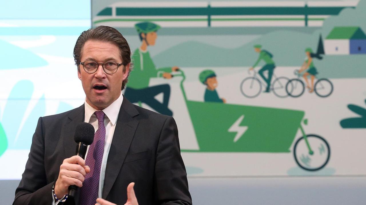 Andreas Scheuer (CSU), Bundesverkehrsminister, hält zu Beginn der Gründung eines "Bündnisses für moderne Mobilität" von Bund, Ländern und Kommunalverbänden, seine Eröffnungsrede. Andreas Scheuer (CSU), Bundesverkehrsminister, hält zu Beginn der Gründung eines "Bündnisses für moderne Mobilität" von Bund, Ländern und Kommunalverbänden, seine Eröffnungsrede.