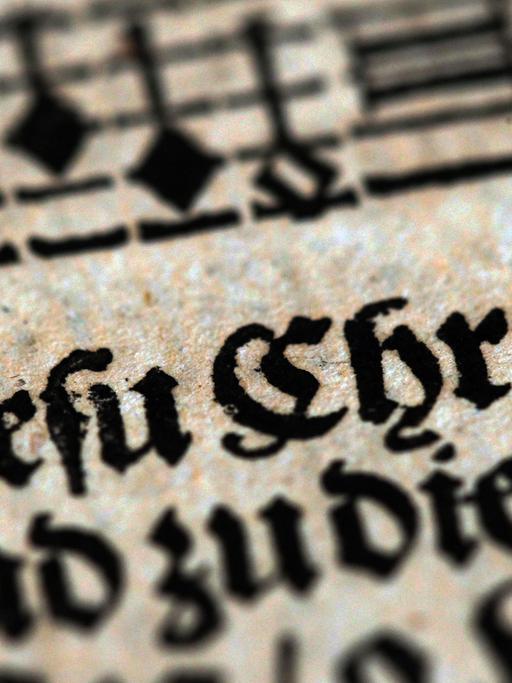 In einem Gesangbuch aus dem 15. Jahrhundert aus dem Gesangbucharchiv der Johannes Gutenberg-Universität in Mainz (Rheinland-Pfalz) steht "Jesu Christ" in altdeutscher Schrift.