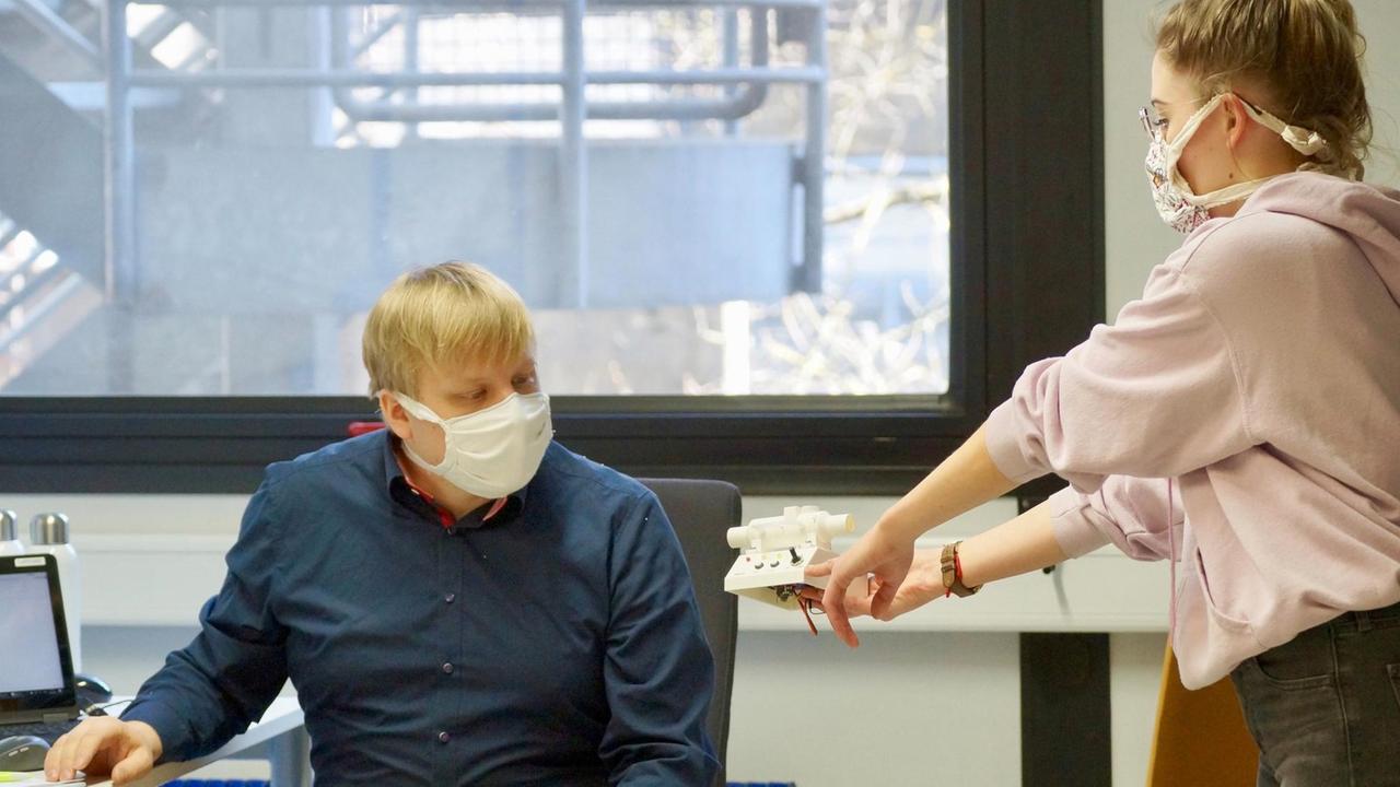 Dr. Bastian Leutenecker-Twelsiek und Caroline Sommer diskutieren die neuste Version des Zusatzgeräts für ein CPAP-Gerät. Dr. Bastian Leutenecker-Twelsiek und Caroline Sommer diskutieren die neuste Version des Zusatzgeräts für ein CPAP-Gerät.