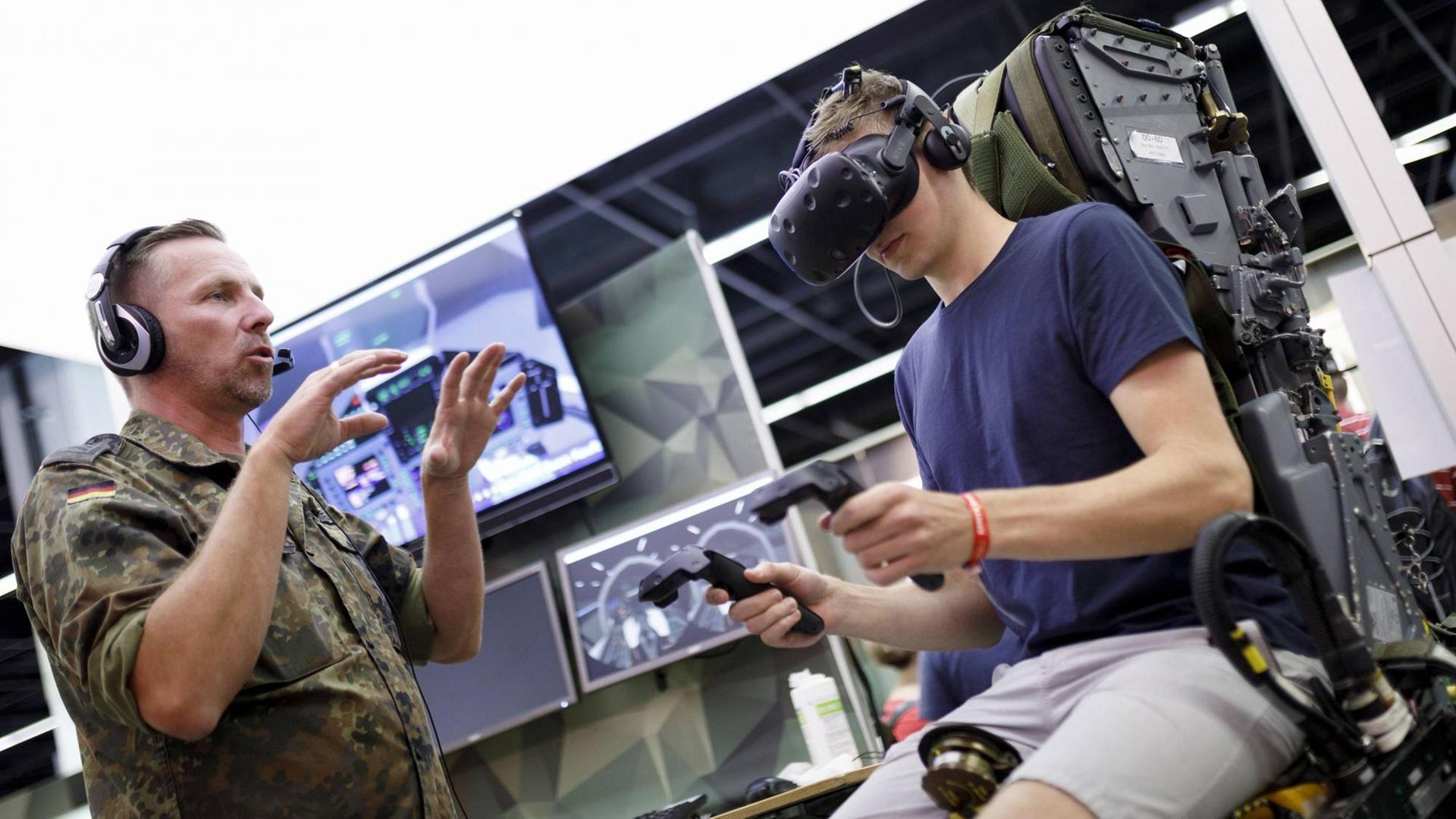 Die Bundeswehr auf der weltgrößten Computerspielmesse Gamescom 2018. Die Bundeswehr auf der weltgrößten Computerspielmesse Gamescom 2018.