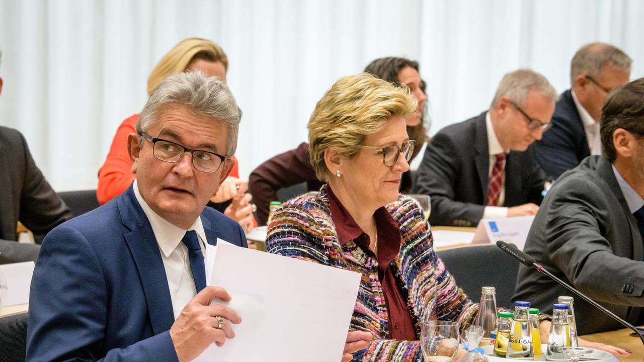 Bertram Brossardt (l), Hauptgeschäftsführer des Verbandes der Bayerischen Metall- und Elektro-Industrie, und Angelique Renkhoff-Mücke, Verhandlungsführerin des Verbands der Bayerischen Metall- und Elektroindustrie, bei Tarifverhandlungen am 6.12.2017 Bertram Brossardt (l), Hauptgeschäftsführer des Verbandes der Bayerischen Metall- und Elektro-Industrie, und Angelique Renkhoff-Mücke, Verhandlungsführerin des Verbands der Bayerischen Metall- und Elektroindustrie, bei Tarifverhandlungen am 6.12.2017