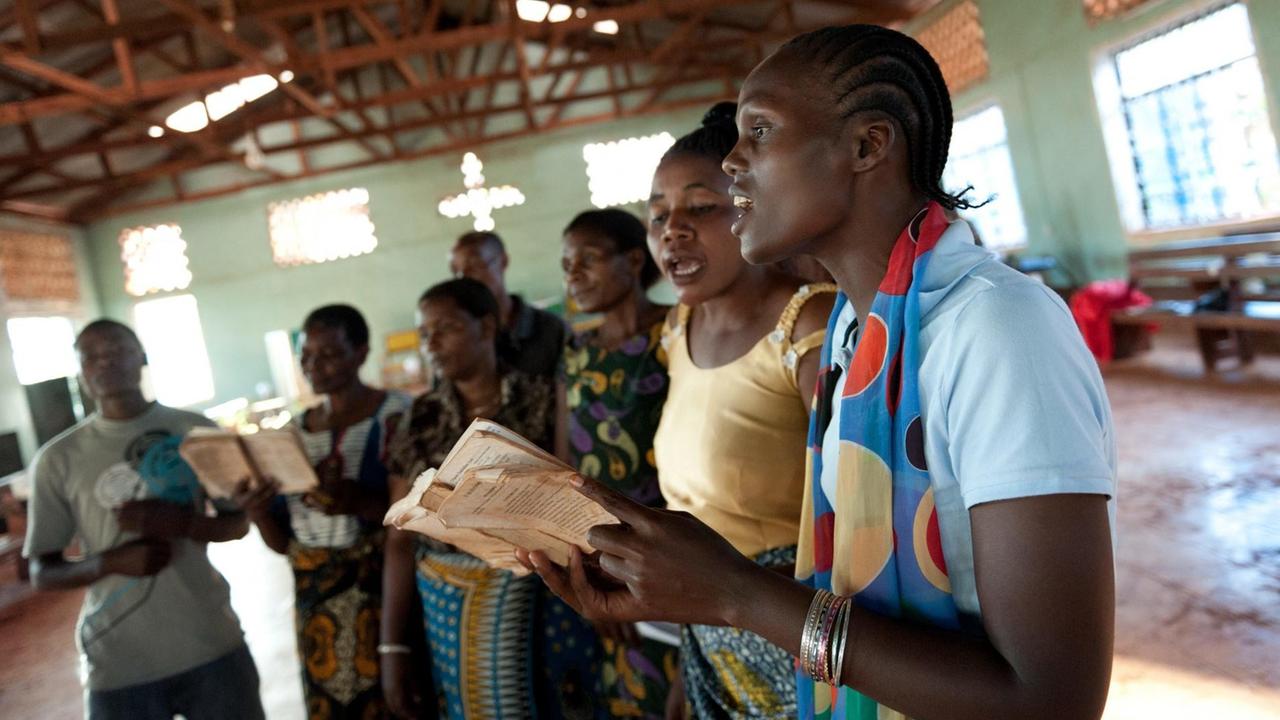 Der Evangelical Lutheral Church Chor probt in der Kirche in Geita, Tansania.