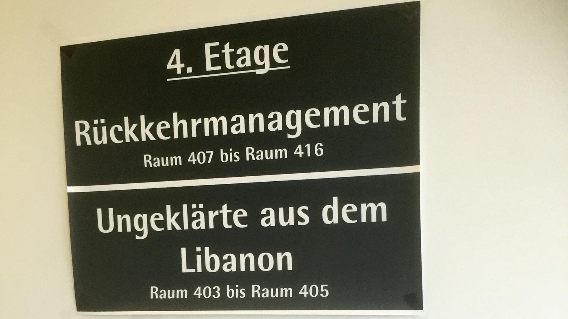 Behördendeutsch: "Ungeklärte aus dem Libanon", Schild in der Essener Ausländerbhörde Behördendeutsch: "Ungeklärte aus dem Libanon", Schild in der Essener Ausländerbhörde